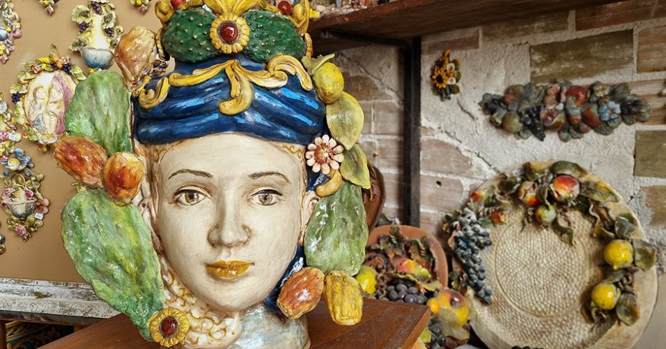 La Testa di Moro è un oggetto ornamentale caratteristico della tradizione siciliana. Si tratta di un vaso in ceramica dipinto a mano.