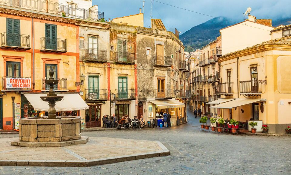 Fontana e caffetterie nella piazza di Castelbuono