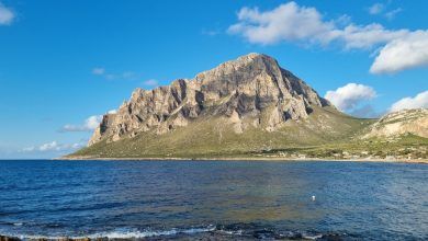 Monte cofano visto dalla baia di Cornino. In primo piano il mare azzurro.