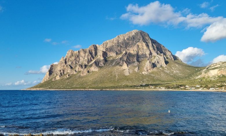 Monte cofano visto dalla baia di Cornino. In primo piano il mare azzurro.