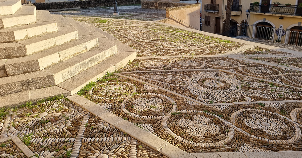Particolare del sagrato del santuario della Madonna di Custonaci. Decorazioni geometriche a mosaico con pietre di mare.