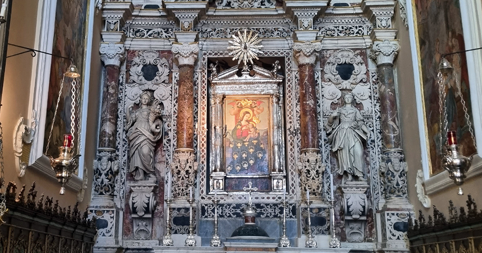 L'altare maggiore del Santuario della Madonna di Custonaci. Marmi policromi, colonne e statue bianche. Al centro il quadro della Madonna.
