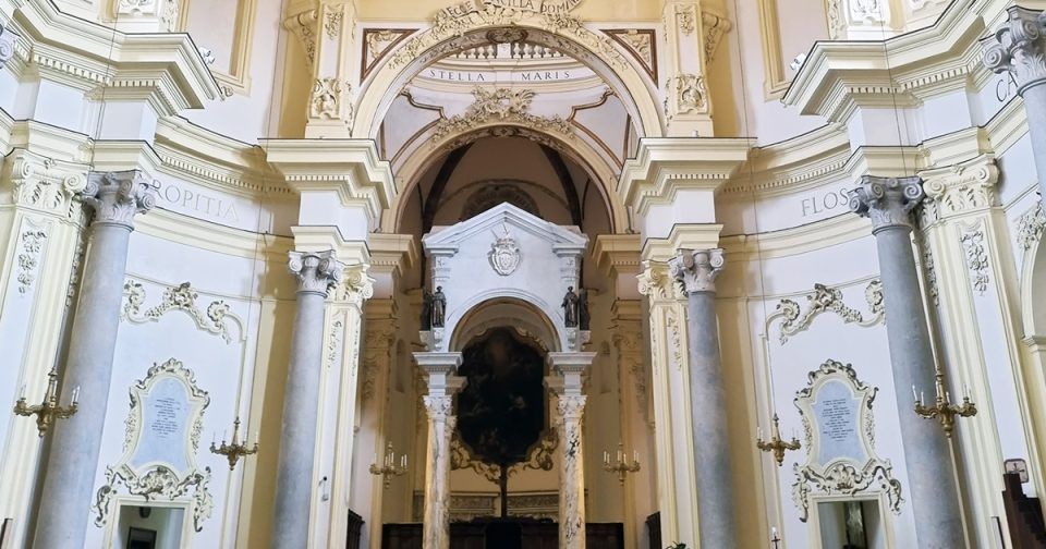 Interno del Facciata esterna del Santuario della Madonna di Trapani