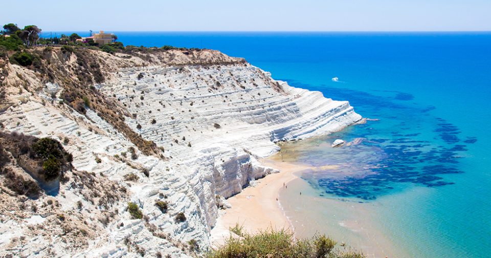 Sulla sinistra, la roccia di marna bianca della Scala dei Turchi, a destra il mare azzurro.