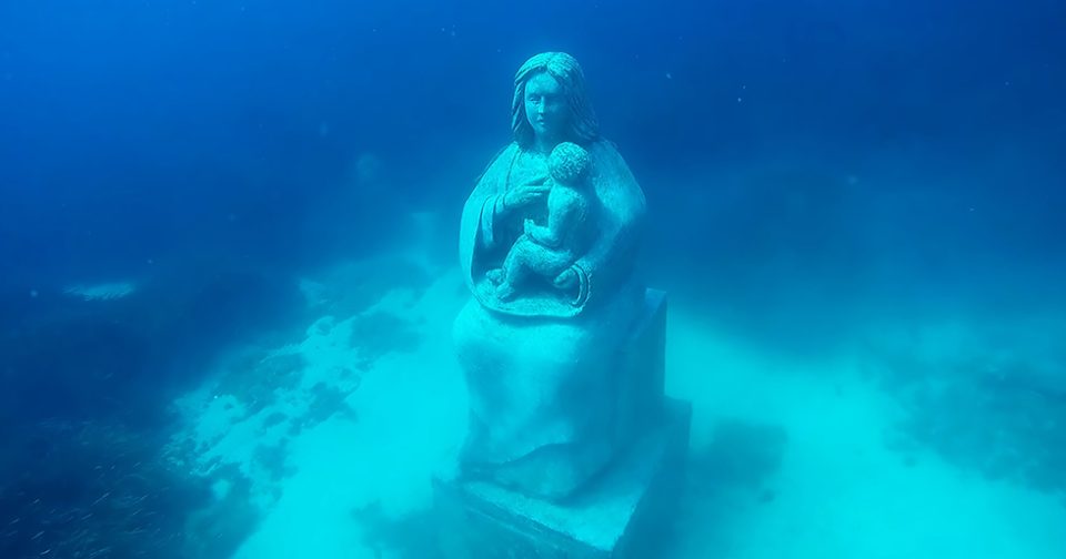 Fondale della Riserva di Monte Cofano con la statua in marmo di Stella Maris