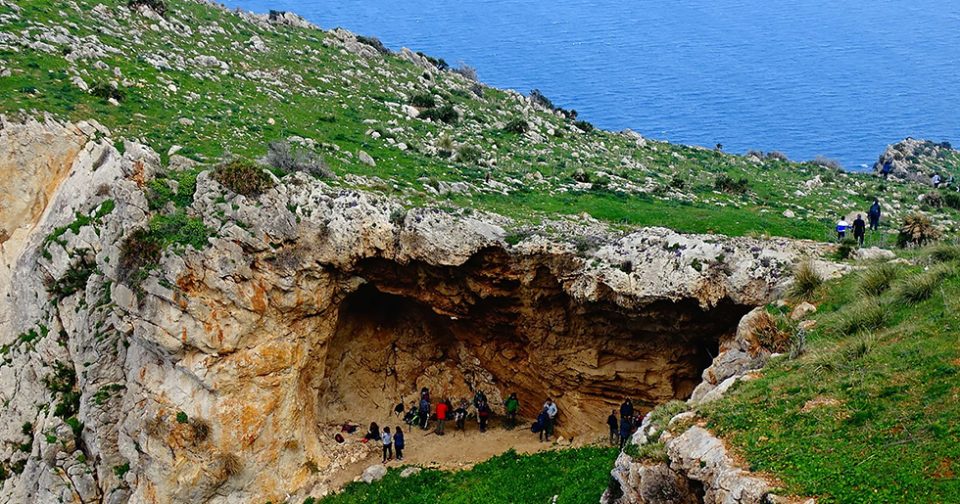 Grotta Perciata. Sullo Sfondo il mare della Riserva di Monte Cofano