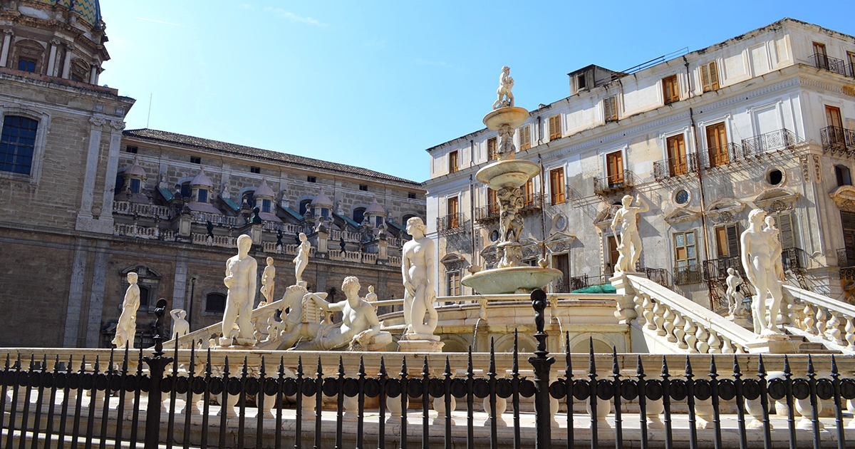 Nel cuore del centro storico di Palermo si trova una delle fontane più belle e scenografiche d’Italia