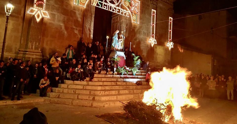 "Vampata" di San Giuseppe: una tradizione antichissima e molto sentita in Sicilia. Dei grandi falò che cominciano ad ardere all’imbrunire del 18 marzo, ma la raccolta della legna, inizia già diverse settimane prima della festa.