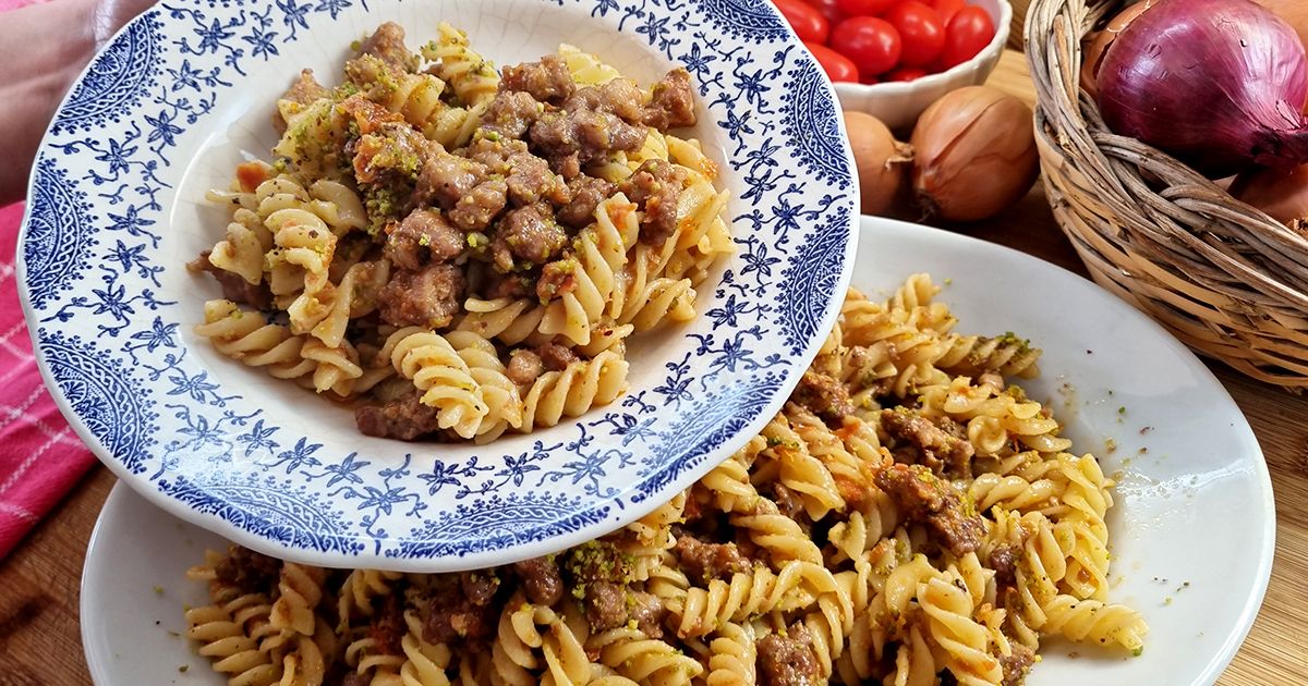 Fusilli con salsiccia, pomodori secchi e pistacchio