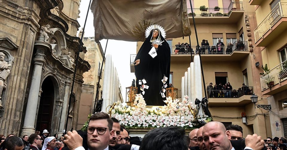 Il simulacro della Madonna Addolorata davanti la Chiesa del Purgatorio di Trapani.