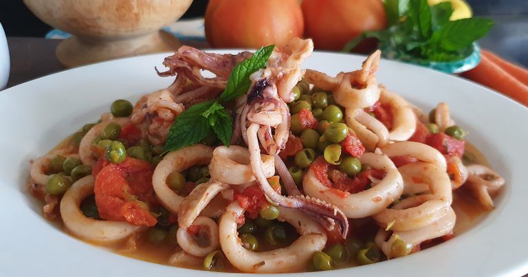 Calamari con piselli e pomodorini