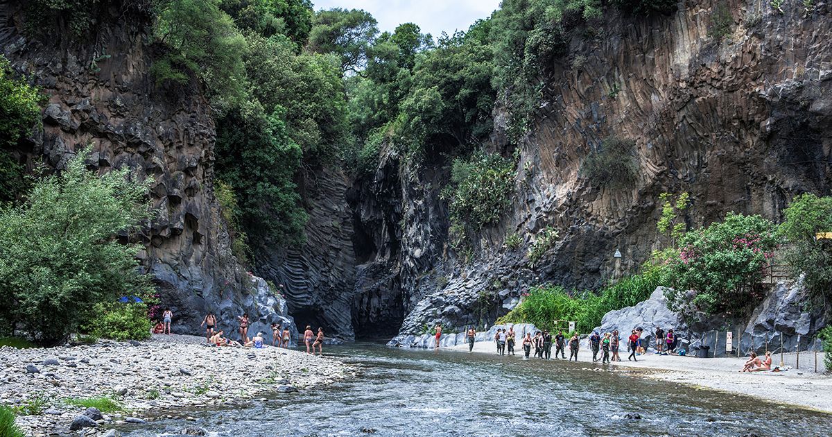 Le Gole dell’Alcantara, un canyon senza uguali, in un parco naturale, a due passi da Taormina