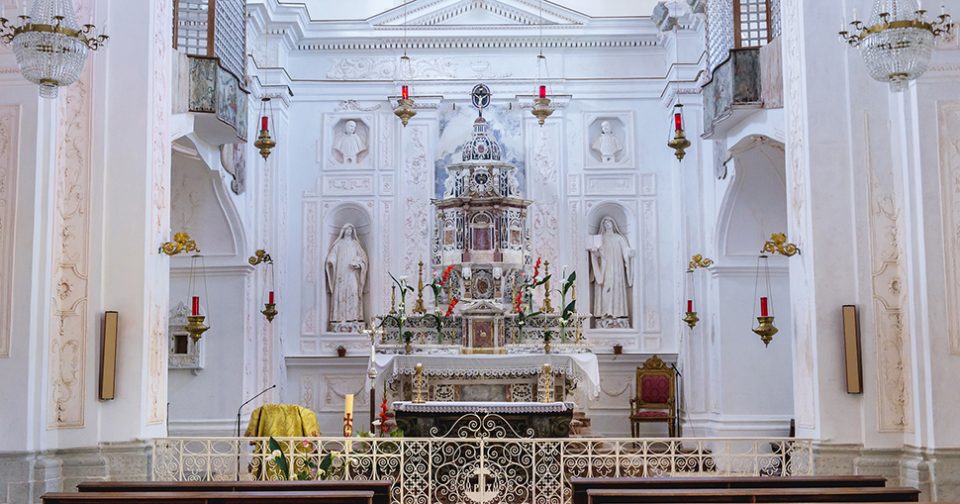 Sul fondo altare in marmo intarsiato sormontato da un tabernacolo. Ai lati stucchi e statue di santi.