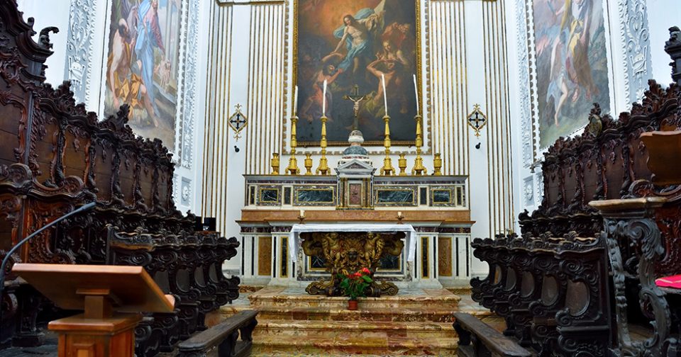 Altare maggiore della chiesa di San Martino. Ai lati antichi scranni in legno scuro. Sul fondo altare in marmo sormontato da un grande quadro ad olio.