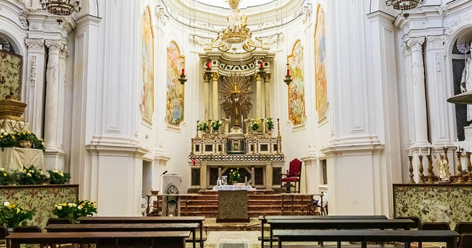 Altare maggiore della chiesa di San Pietro a Erice. Sul fondo altare in marmo sormontato da un grande crocifisso.