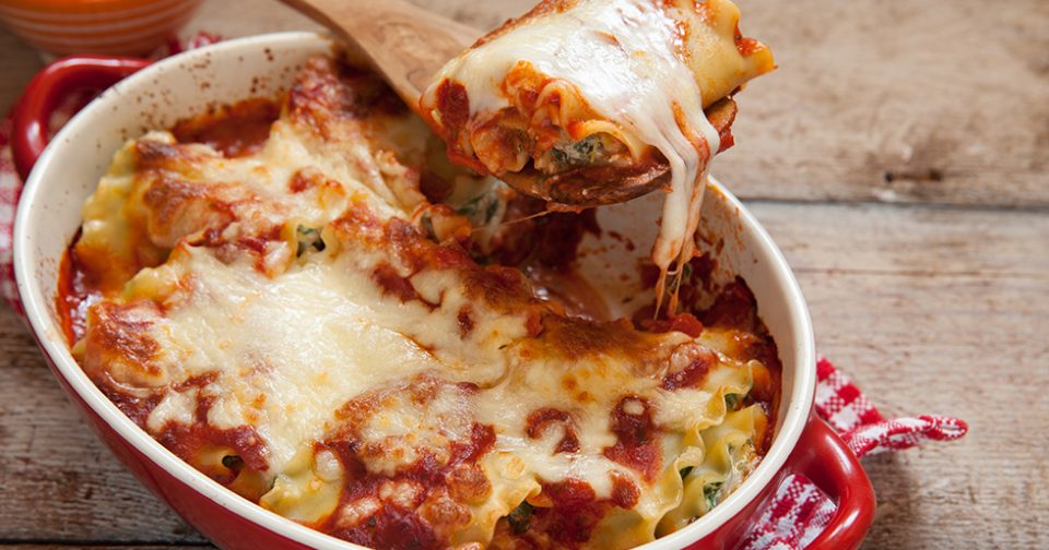 Menù di Pasqua. Una teglia di lasagne al forno con ragù ricotta e formaggio filante. 