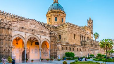 Ingresso laterale della cattedrale di Palermo. Uno dei luoghi da vedere durante la visita al capoluogo siciliano.