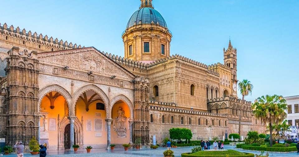 Ingresso laterale della cattedrale di Palermo. Uno dei luoghi da vedere durante la visita al capoluogo siciliano.