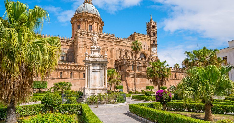 Facciata esterna della cattedrale di Palermo. Uno dei luoghi da vedere durante la visita al capoluogo siciliano.