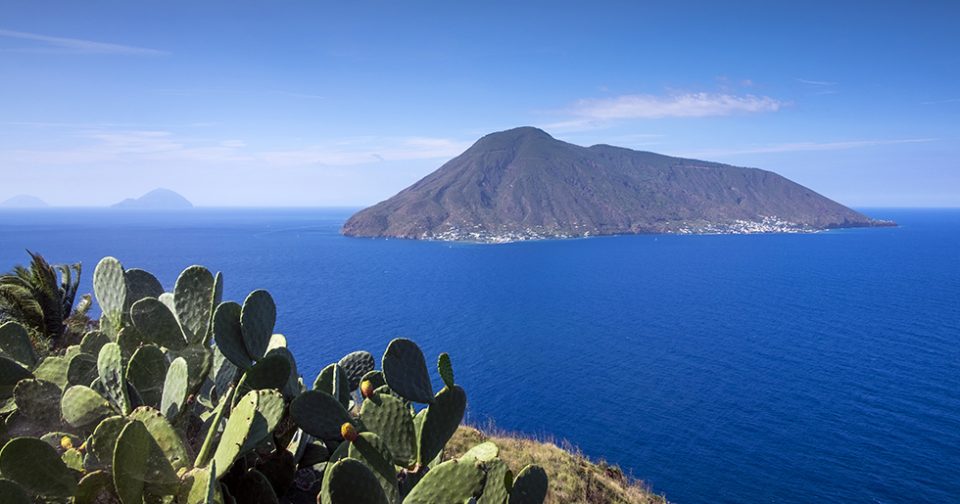 Paesaggio dell'Arcipelago delle Isole Eolie. Uno dei siti UNESCO della Sicilia. Mare azzurro e isolotto in lontananza.