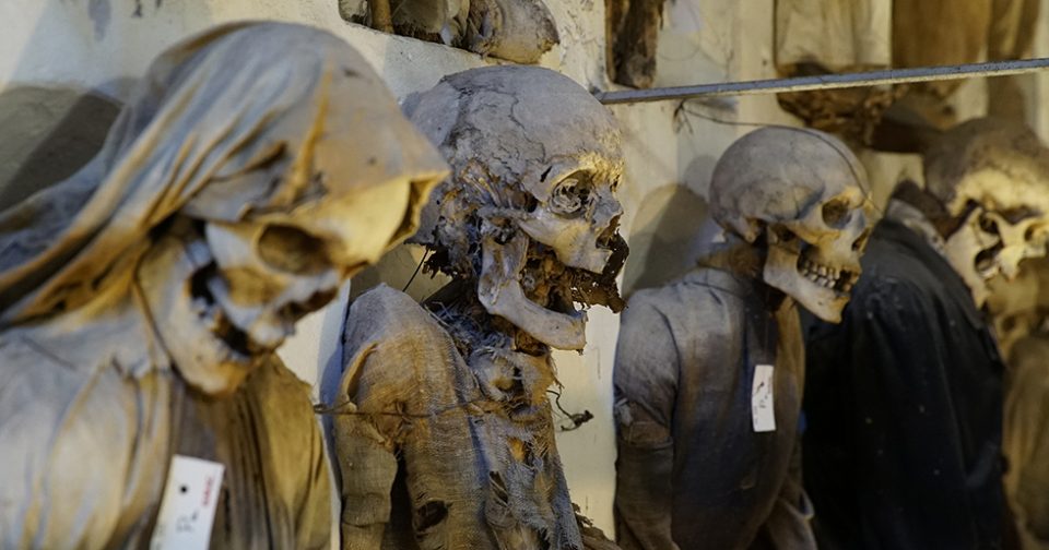 Teschi e scheletri delle Catacombe dei Cappuccini di Palermo