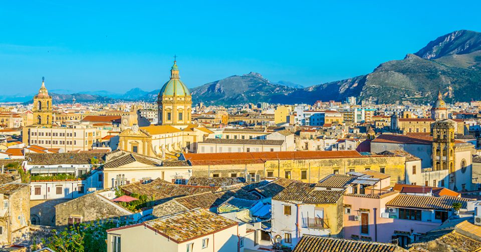 La città di Palermo vista dall'alto. Sullo sfondo le montagne e il cielo azzurro. Un luogo straordinario da vedere e visitare.