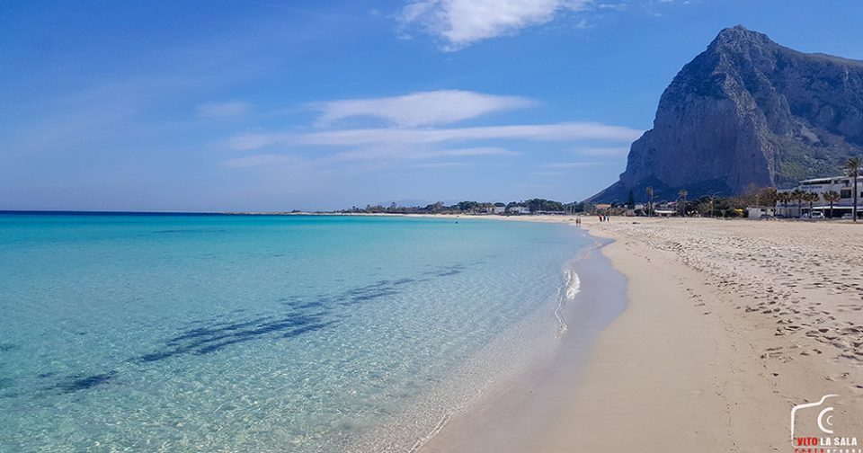La Spiaggia siciliana di San Vito Lo Capo- In primo piano sabbia bianca e mare azzurro. Sullo sfondo monte Monaco.