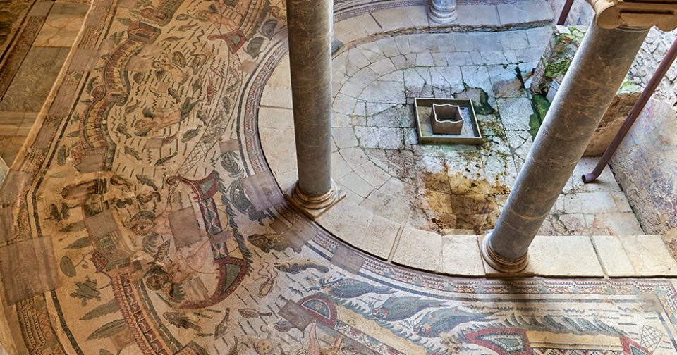 Particolare della Villa Romana del casale, inserita tra i siti UNESCO della Sicilia. Colonne in marmo e pavimento con mosaici policromi.
