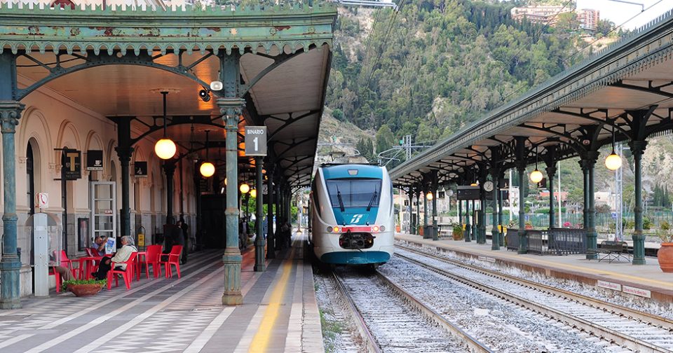 Il treno alla stazione ferroviaria di Taormina  