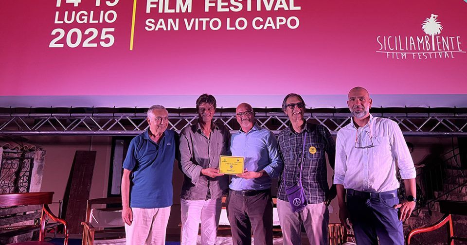 SiciliAmbiente Film Festival, cerimonia di premiazione. Il Sindaco di Custonaci riceve il premio delle 4 Vele per Il Mare più Bello 2025