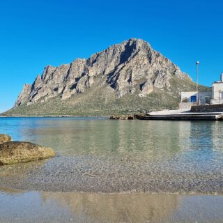 Baia di Cornino con la spiaggia e il Monte Cofano a Custonaci