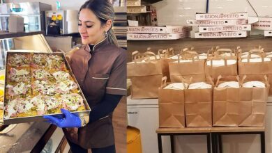 Al Panificio del Monte di Augusta una ragazza mostra una teglia di pizza; accanto, i sacchetti di cibo pronti da donare
