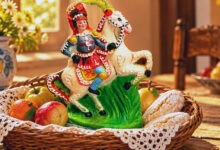 Pupo di zucchero a forma di paladino a cavallo dentro un cesto con frutta martorana e ossa dei morti