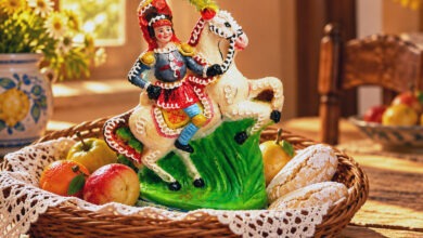 Pupo di zucchero a forma di paladino a cavallo dentro un cesto con frutta martorana e ossa dei morti