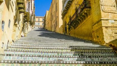 La Scalinata di Santa Maria del Monte a Caltagirone, con i gradini decorati di maioliche colorate tra i palazzi in pietra