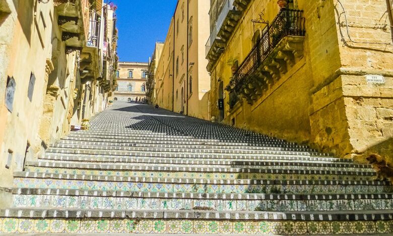 La Scalinata di Santa Maria del Monte a Caltagirone, con i gradini decorati di maioliche colorate tra i palazzi in pietra