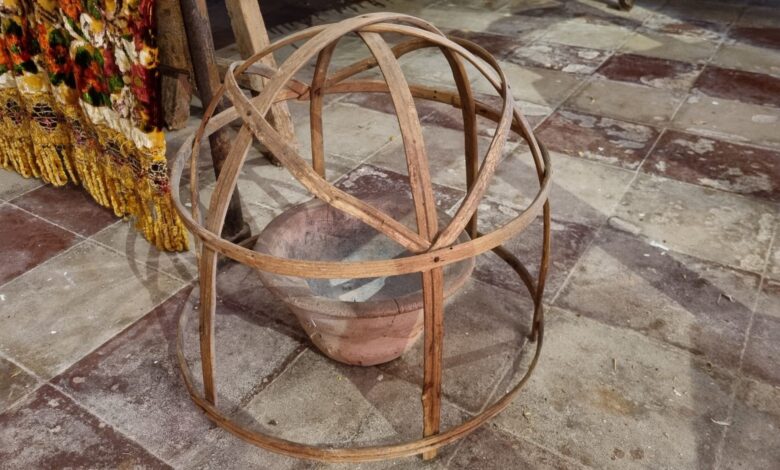 U ciccu pu lettu: struttura a cupola in listelli di legno con dentro un braciere di terracotta, su un pavimento di mattonelle antiche